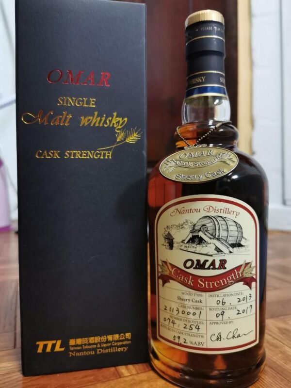 ขวด Omar Bourbon Cask 1 ลิตร แสดงถึงรสชาติที่เข้มข้นและการผลิตที่ปราณีต