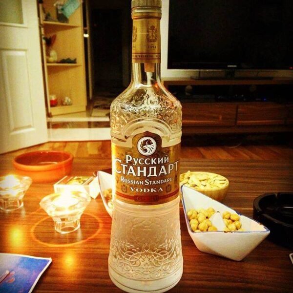 สั่ง Pyccknn Ctahoapt Russian Standard Gold Vodka เลย